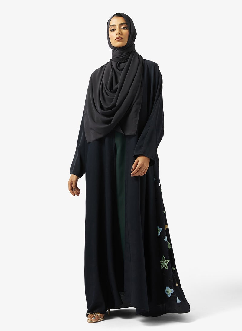 هيا كلوزيت عباية مفتوحة مطرزة ومزينة بياقة على شكل حرف - Image 1